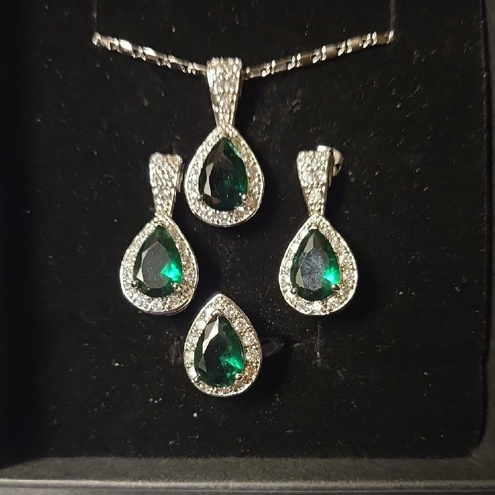 Emerald Set, Elegant Green and Silver Jewelry Set,New.